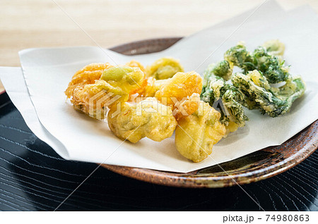 そら豆と海老とタラの芽の天ぷら そら豆と海老とタラの芽の天ぷら 74980863