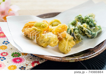 そら豆と海老とタラの芽の天ぷら そら豆と海老とタラの芽の天ぷら 74980864