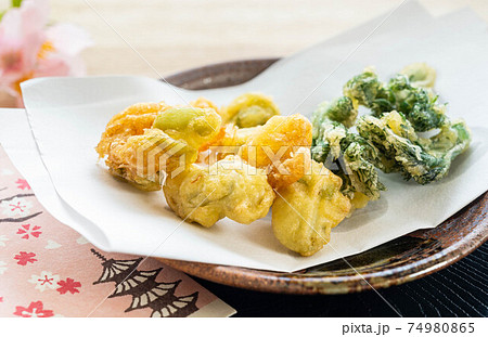 そら豆と海老とタラの芽の天ぷら そら豆と海老とタラの芽の天ぷら 74980865