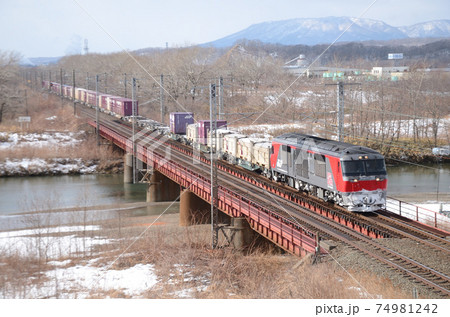 足回りに雪を付けて札幌へ向かう貨物列車 足回りに雪を付けて札幌へ向かう貨物列車 74981242