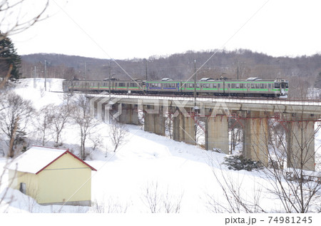731系とuシート車が連結された721系を併結した普通列車 731系とuシート車が連結された721系を併結した普通列車 74981245