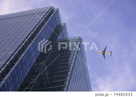 新宿上空を飛行する旅客機 新宿上空を飛行する旅客機 74982033