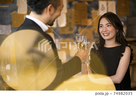 バーで飲み交わす男女 バーで飲み交わす男女 74982035