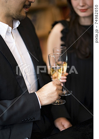 バーで飲み交わす男女 バーで飲み交わす男女 74982050