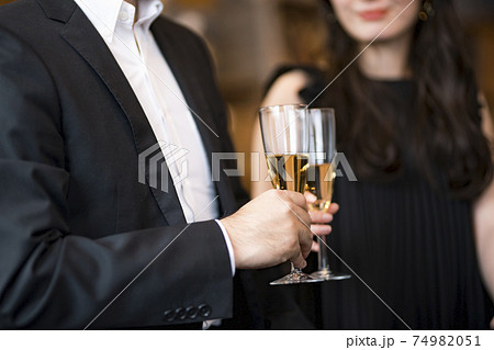 バーで飲み交わす男女 74982051