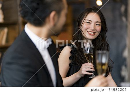 バーで飲み交わす男女 バーで飲み交わす男女 74982205