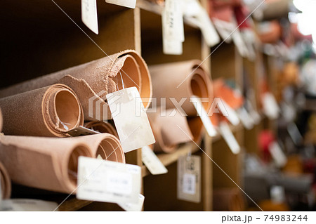 棚に入れられた皮 74983244