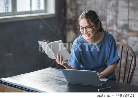 デザイナーズオフィスで働く若い女性 デザイナーズオフィスで働く若い女性 74983421
