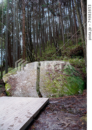 奈良県奈良市天石立神社境内柳生戸岩谷の巨石一刀石。修行中切断した風の刀。両手。鬼滅の刃聖地巡礼。 74983653