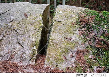 奈良県奈良市天石立神社境内柳生戸岩谷の巨石一刀石。修行中切断した風の刀。両手。鬼滅の刃聖地巡礼。 74983745