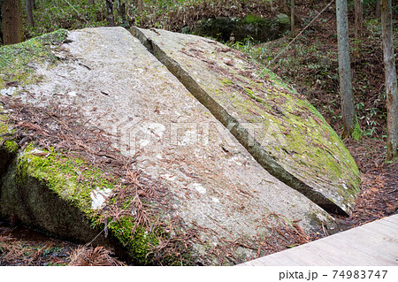 奈良県奈良市天石立神社境内柳生戸岩谷の巨石一刀石。修行中切断した風の刀。両手。鬼滅の刃聖地巡礼。 74983747