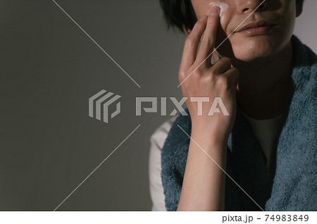 乳液で顔を保湿する男性(パーツ、メンズスキンケア、メンズビューティー) 乳液で顔を保湿する男性(パーツ、メンズスキンケア、メンズビューティー) 74983849