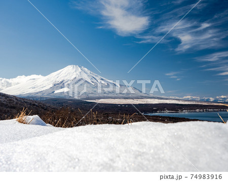 冬の富士山 山中湖側展望台からの景色 冬の富士山 山中湖側展望台からの景色 74983916