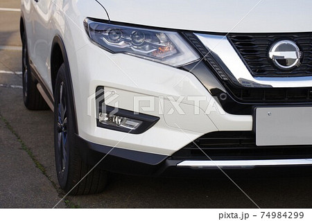 自動車イメージ　日産エクストレイルのフロント部 74984299