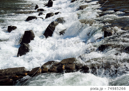 川堰を水が勢い良く流れる光景 … 島根県 安来市 飯梨川(晴れ) 川堰を水が勢い良く流れる光景 … 島根県 安来市 飯梨川(晴れ) 74985266