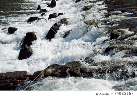 川堰を水が勢い良く流れる光景 … 島根県 安来市 飯梨川(晴れ) 川堰を水が勢い良く流れる光景 … 島根県 安来市 飯梨川(晴れ) 74985267