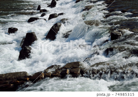 川堰を水が勢い良く流れる光景 … 島根県 安来市 飯梨川(晴れ) 川堰を水が勢い良く流れる光景 … 島根県 安来市 飯梨川(晴れ) 74985315