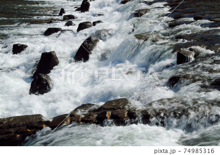 川堰を水が勢い良く流れる光景 … 島根県 安来市 飯梨川(晴れ) 川堰を水が勢い良く流れる光景 … 島根県 安来市 飯梨川(晴れ) 74985316