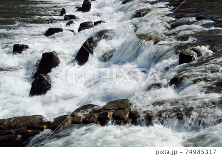 川堰を水が勢い良く流れる光景 … 島根県 安来市 飯梨川（晴れ） 74985317