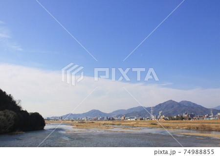 川のある風景 74988855