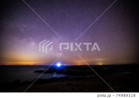 《長崎県 壱岐島》大浜海水浴場から壱岐乙島灯台と天の川 74989318