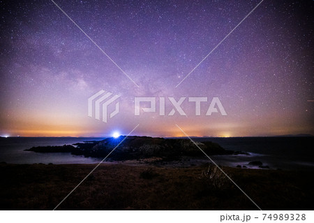 《長崎県 壱岐島》大浜海水浴場から壱岐乙島灯台と天の川 74989328