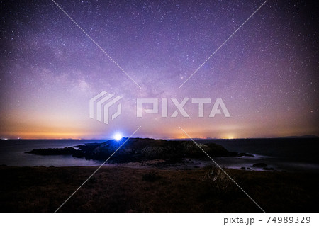 《長崎県 壱岐島》大浜海水浴場から壱岐乙島灯台と天の川 74989329