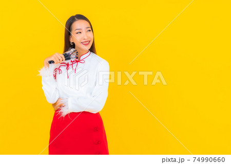 Portrait beautiful young asian woman with make up brush Portrait beautiful young asian woman with make up brush 74990660