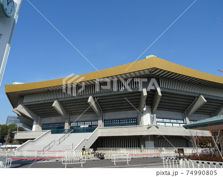 晴天の青空に生える東京・日本武道館 晴天の青空に生える東京・日本武道館 74990805