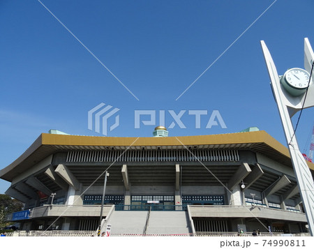 晴天の青空に生える東京・日本武道館 晴天の青空に生える東京・日本武道館 74990811