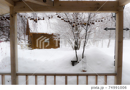 白い雪、静かな冬、春を待つひと時、穏やかな心の写真素材 [74991006