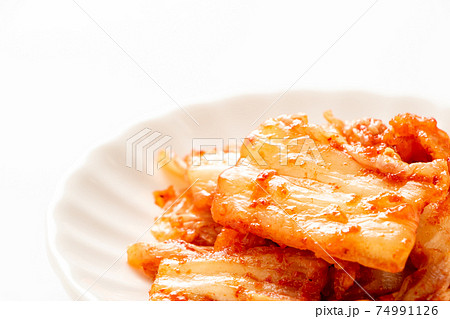 小皿にのせられた白菜キムチ。(白バック) 74991126