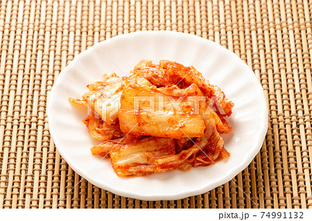 小皿にのせられた白菜キムチ。 小皿にのせられた白菜キムチ。 74991132