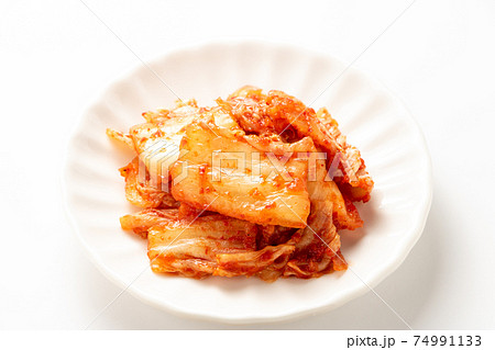 小皿にのせられた白菜キムチ。(白バック) 74991133