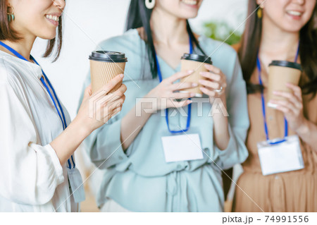 コーヒー休憩する女性社員 コーヒー休憩する女性社員 74991556