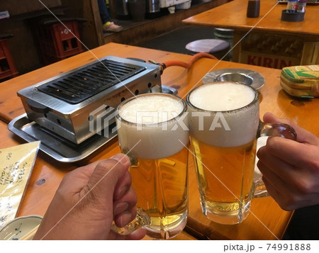 生ビールで乾杯している焼肉屋産で宴会です。 74991888