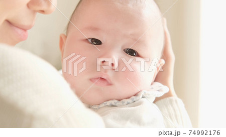 赤ちゃんを抱きしめるお母さん 74992176