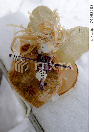 バイオリンを弾く麓郷の妖精 74992508