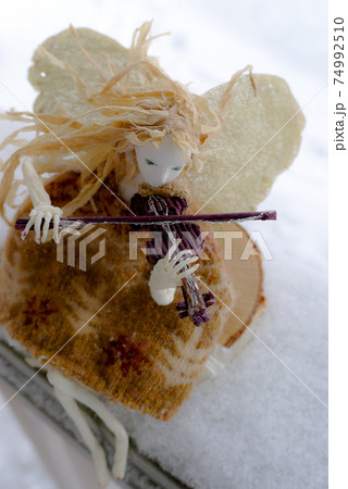 バイオリンを弾く麓郷の妖精 74992510