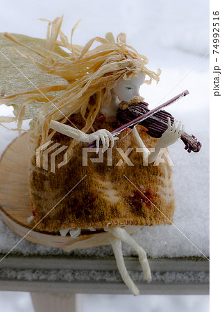 バイオリンを弾く麓郷の妖精の写真素材 [74992516] - PIXTA