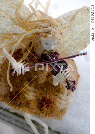 バイオリンを弾く麓郷の妖精 74992518