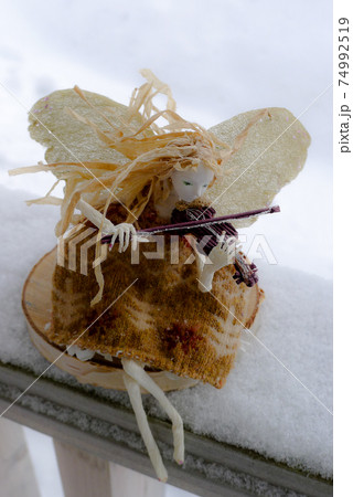 バイオリンを弾く麓郷の妖精 74992519