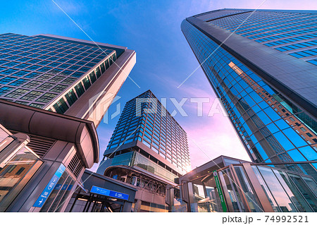 日本の東京都市景観 汐留の超高層ビル群やゆりかもめ・汐留駅などを望む 74992521