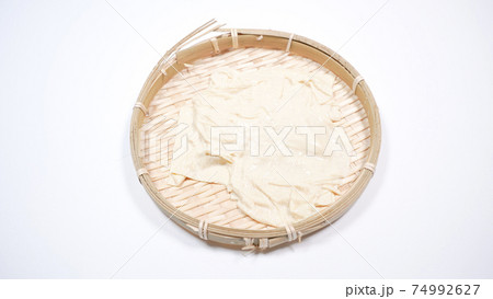 大豆加工品の湯葉 白背景 大豆加工品の湯葉 白背景 74992627
