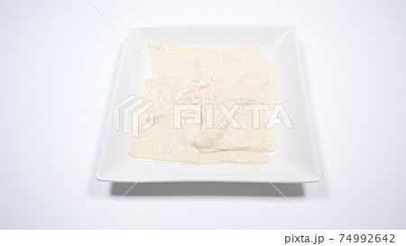 大豆加工品の湯葉　白背景 74992642