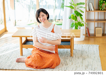 リビングでくつろぐ若い女性 リビングでくつろぐ若い女性 74992801