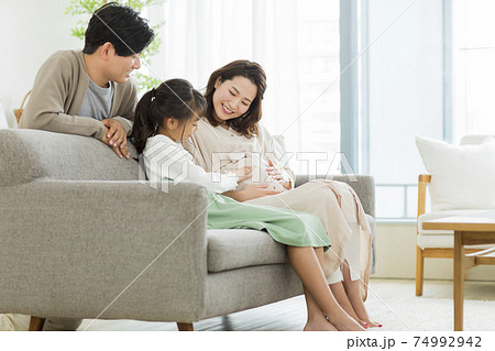 リビングで過ごす家族 妊婦 リビングで過ごす家族 妊婦 74992942