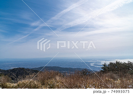 六甲山最高峰付近から見た大阪市街(六甲山地) 六甲山最高峰付近から見た大阪市街(六甲山地) 74993075