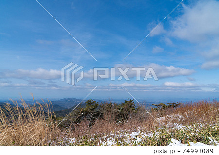 六甲山の山頂から見た景色(丹波方向) 六甲山の山頂から見た景色(丹波方向) 74993089