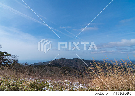 六甲山の山頂から見た景色(六甲ガーデンテラス方向) 六甲山の山頂から見た景色(六甲ガーデンテラス方向) 74993090